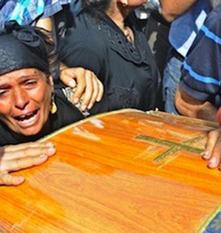 In 20mila hanno partecipato ai funerali delle vittime <br> degli scontri al Cairo, fra copti ed esercito.