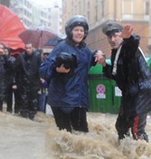 Una via di Genova invasa dall'acqua venerdì scorso.