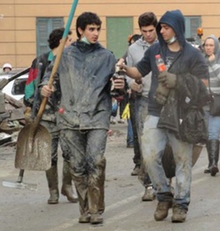 Genova, alcuni ragazzi che hanno ripulito la città.