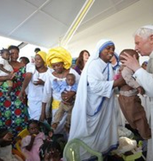 Il Papa durante la visita in Benin.
