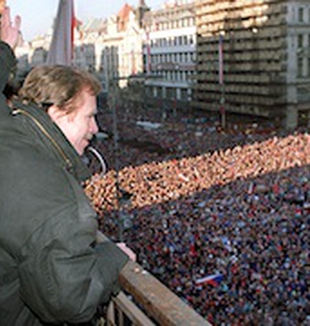 Havel saluta la folla in festa per la caduta del Muro.