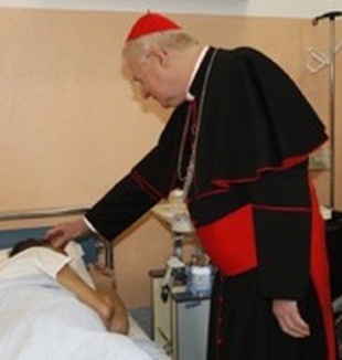 Il cardinale Scola visita i malati.