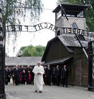 Benedetto XVI ad Auschwitz nel 2006.