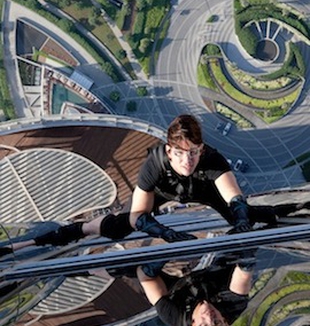 Tom Cruise si arrampica su un grattacielo a Dubai.