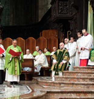 Don Carrón legge il suo saluto al cardinale Scola <br>(foto di Pino Franchino).