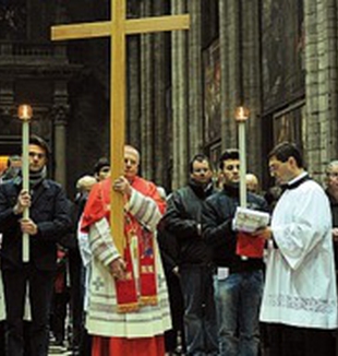 L'Arcivescovo Scola porta la croce nella III stazione.