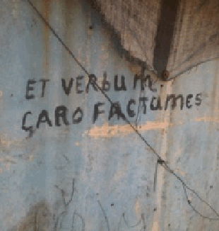 La scritta tra le baracche di Port-au-Prince, Haiti.