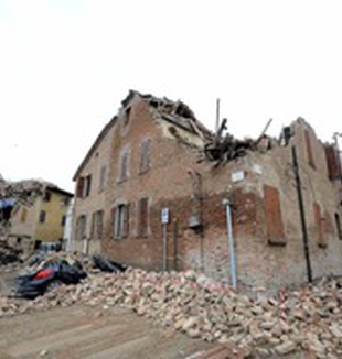 La distruzione dopo le scosse che hanno colpito<br> la pianura tra Modena e Ferrara.