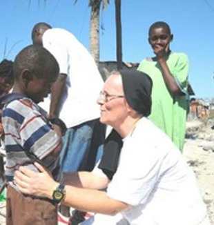 Suor Marcella insieme ai bambini di Haiti.