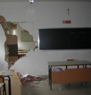 Una scuola colpita dal sisma. 