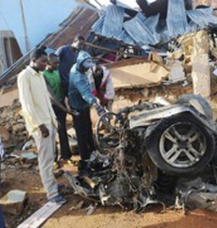 Le devastazioni fuori da una chiesa a Kaduna <br>(Nigeria).
