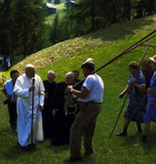 Giovanni Paolo II durante una passeggiata. 