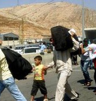 Profughi siriani in fuga verso i confini.