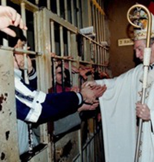 Il cardinale Martini in visita al carcere di San Vittore.