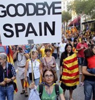 Manifestanti catalani chiedono l'indipendenza.