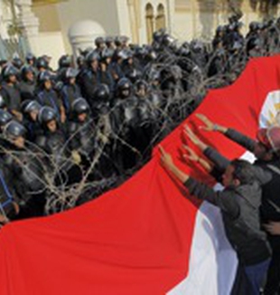 La polizia schierata durante gli ultimi scontri.