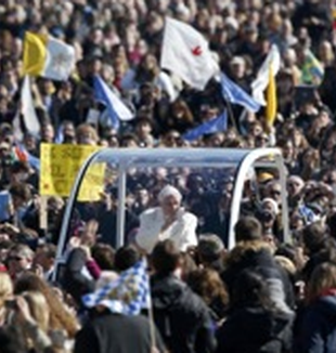 Benedetto XVI saluta la folla riunita in piazza per l'ultima udienza.