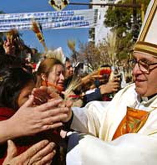 Il cardinale Bergoglio tra i fedeli a Buenos Aires.
