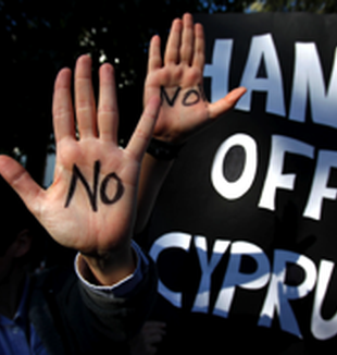 Le proteste davanti al parlamento cipriota a Nicosia.