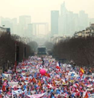 La folla dei manifestanti a Parigi.