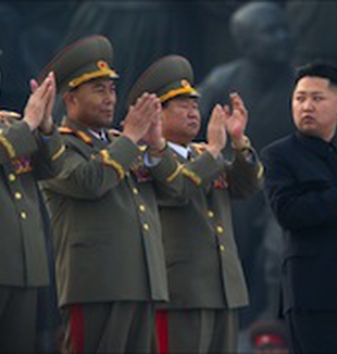 Kim Jong Un e i suoi generali.