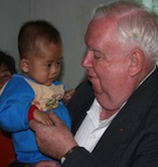 Padre Gerald Hammond con un bimbo coreano.