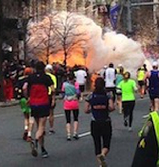 Una delle esplosioni alla Maratona di Boston.
