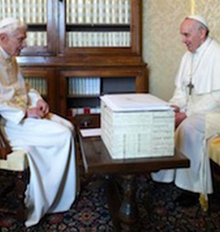 Papa Francesco con Benedetto XVI.