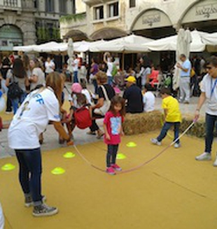 Giochi in piazza a Verona.