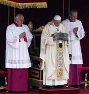 Papa Francesco, in mano, le reliquie di San Pietro.