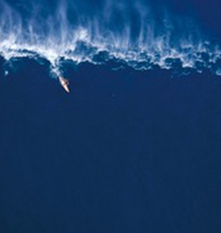 Garret McNamara cavalca un'onda di quasi 30 metri.