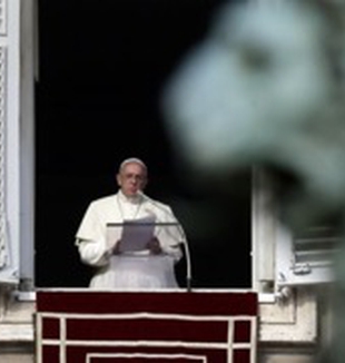 Papa Francesco legge la lista dei nuovi cardinali.