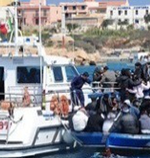 Un barcone di profughi soccorsi a Lampedusa.