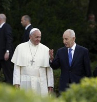 Da sinistra, Abu Mazen, papa Francesco, Shimon Peres <br>e Bartolomeo I.