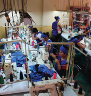 Le donne del laboratorio tessile di Wachipa.