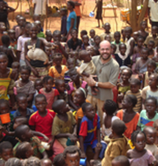Padre Federico tra i profughi nel Carmel di Bangui.
