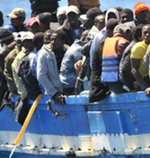 Un barcone carico di profughi.
