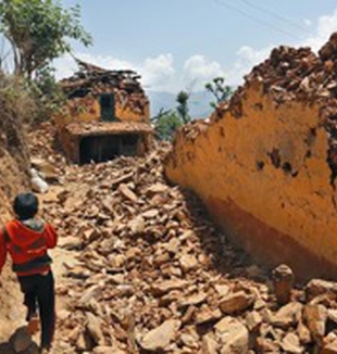 Un villaggio in Nepal dopo il terremoto del 25 aprile.