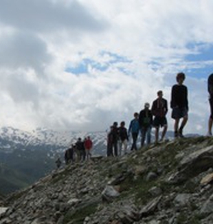 Un gruppo in gita in montagna.