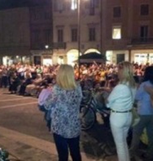 La preghiera in piazza Tre Martiri a Rimini. 
