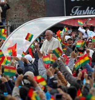 L'arrivo di papa Francesco in Bolivia.