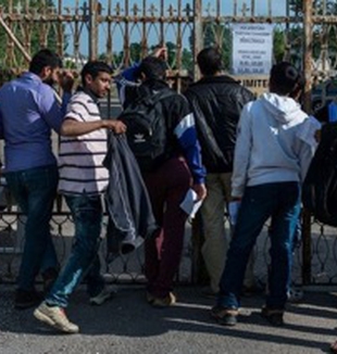 Alcuni profughi davanti alla caserma di Udine.