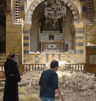 Padre Ibrahim Alsabagh e le macerie<br> di una chiesa cattolica ad Aleppo.