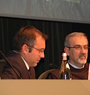 Padre Pizzaballa durante l'incontro a Bergamo.