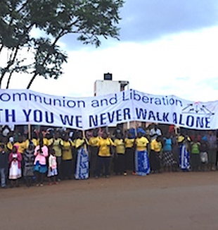 La comunità di CL Uganda in attesa del Papa.