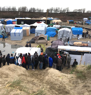 Il campo profughi di Calais, nel nord della Francia.