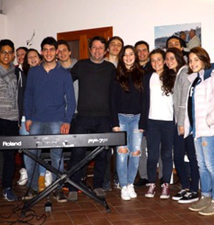 Foto di gruppo durante la settimana dedicata <br>a don Giussani, ad Abbiategrasso.