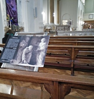 Il volantone nella chiesa dei carmelitani di Dublino.