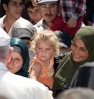 Papa Francesco incontra i profughi a Lesbo.