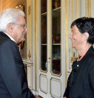 Il presidente Sergio Mattarella con Emilia Guarnieri.